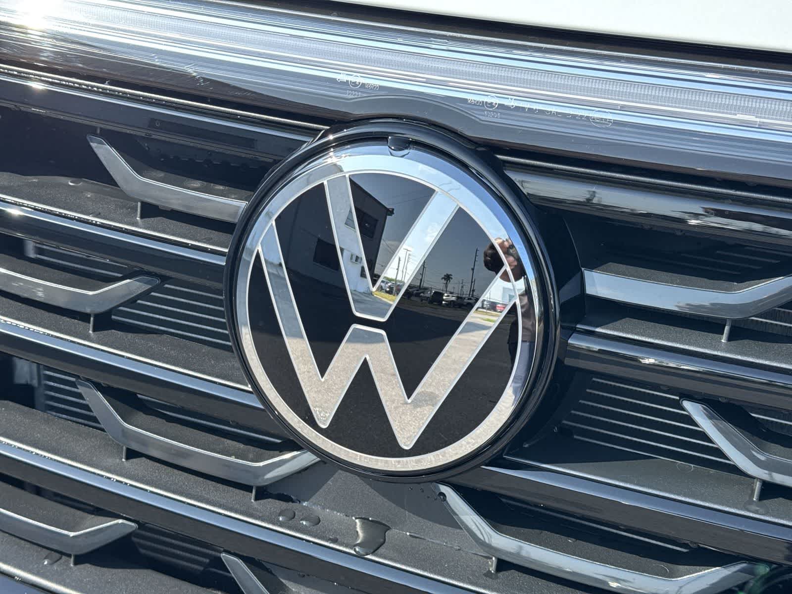 2026 Volkswagen Atlas Cross Sport 2.0T SEL R-Line Black