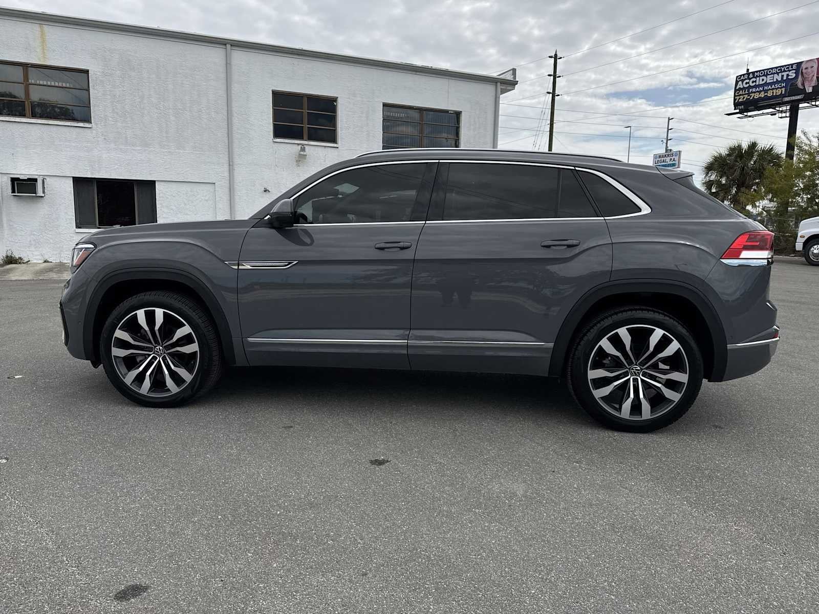 2022 Volkswagen Atlas Cross Sport 3.6L V6 SEL Premium R-Line