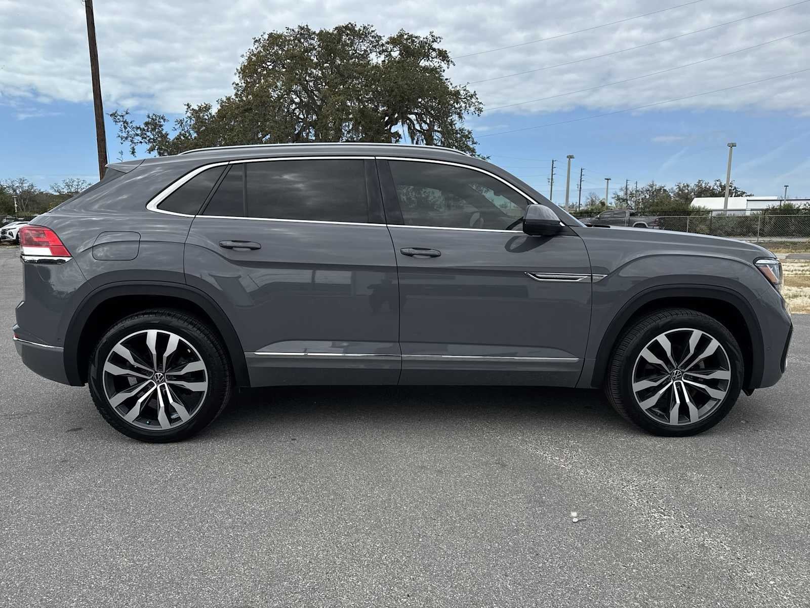 2022 Volkswagen Atlas Cross Sport 3.6L V6 SEL Premium R-Line