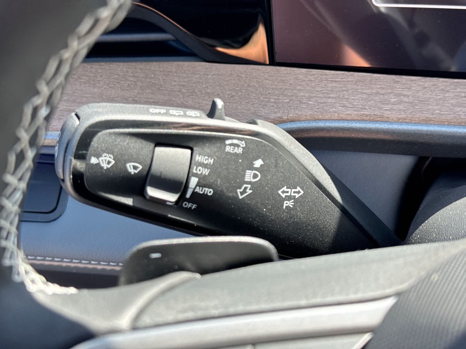2027 Volkswagen Atlas 2.0T SE w/ Technology
