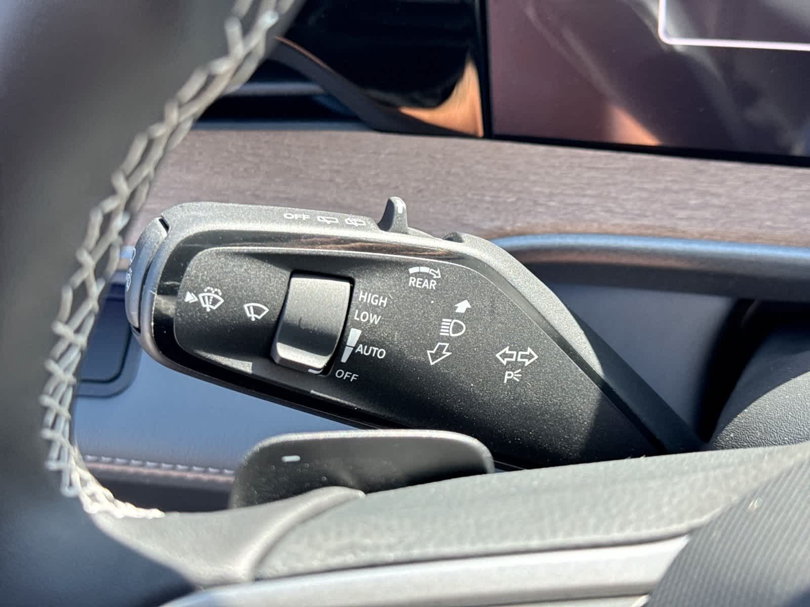 2027 Volkswagen Atlas 2.0T SE w/ Technology