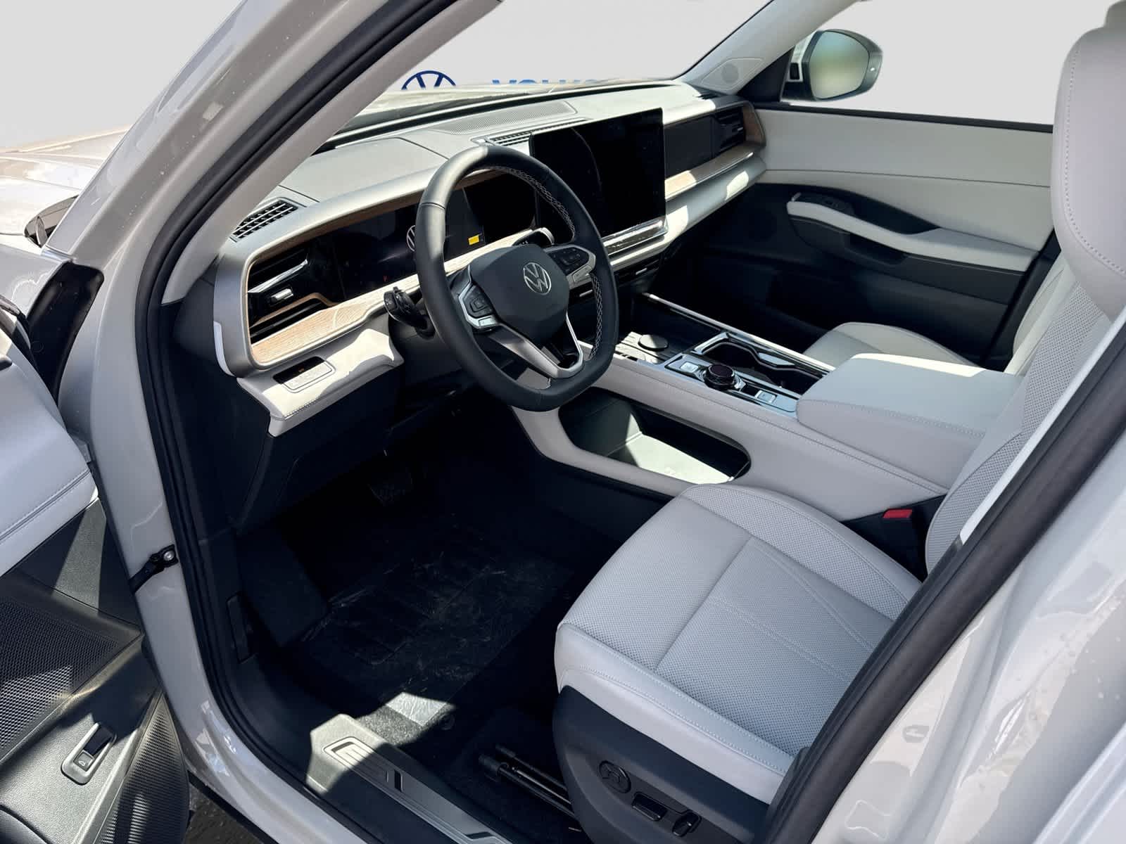 2027 Volkswagen Atlas 2.0T SE w/ Technology
