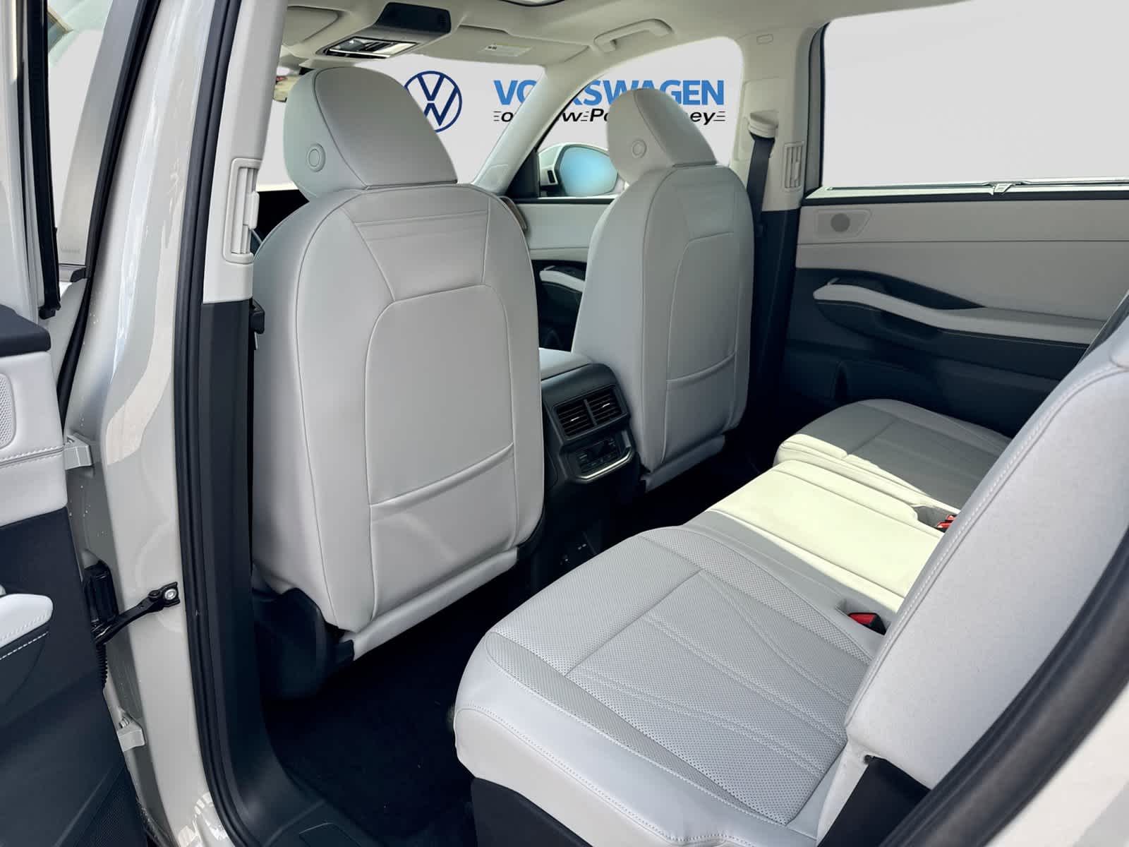 2027 Volkswagen Atlas 2.0T SE w/ Technology