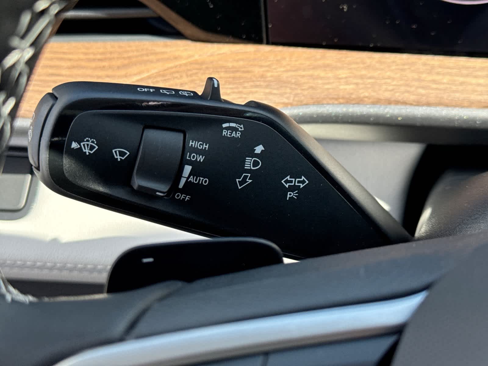 2027 Volkswagen Atlas 2.0T SE w/ Technology