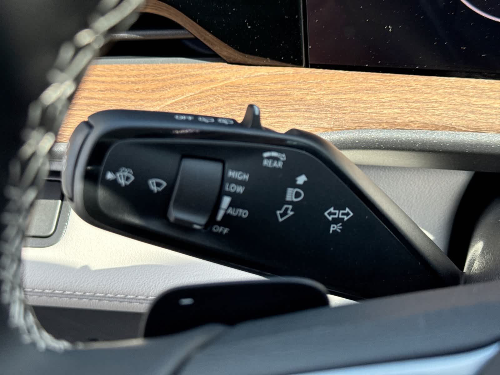 2027 Volkswagen Atlas 2.0T SE w/ Technology