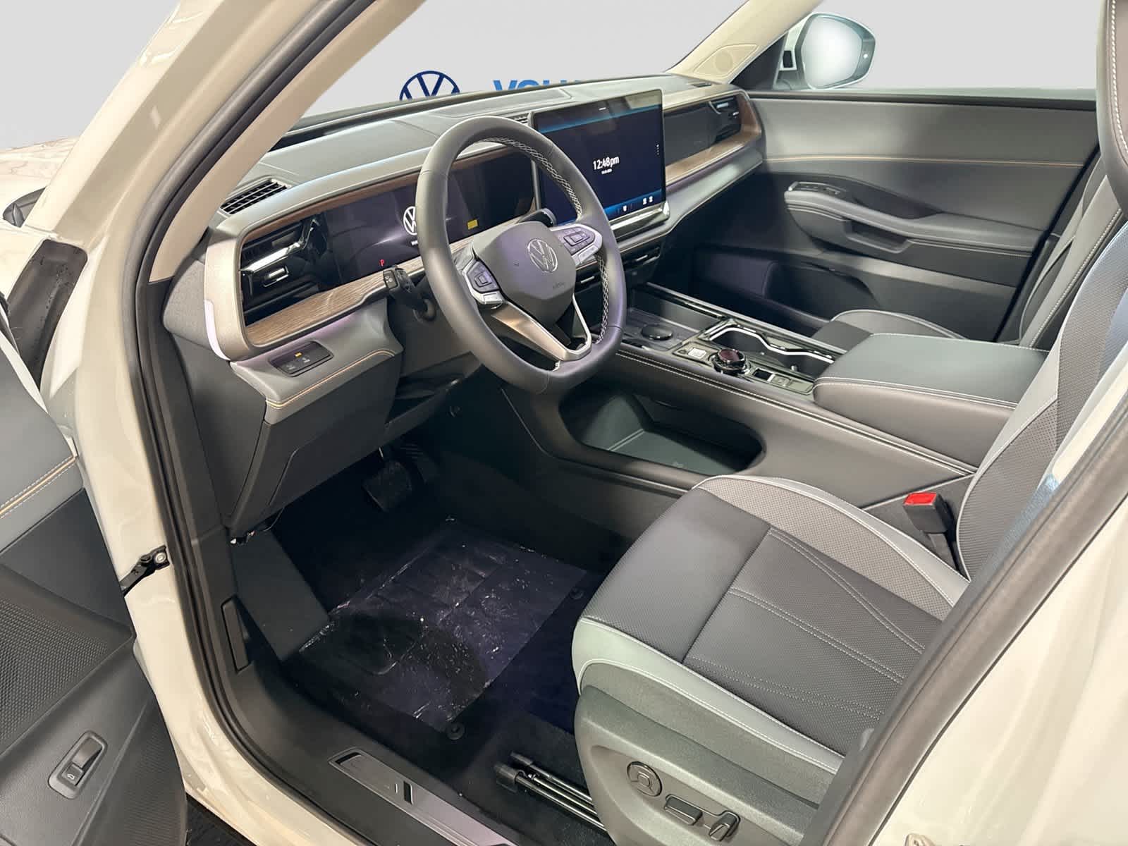 2027 Volkswagen Atlas 2.0T SE w/ Technology