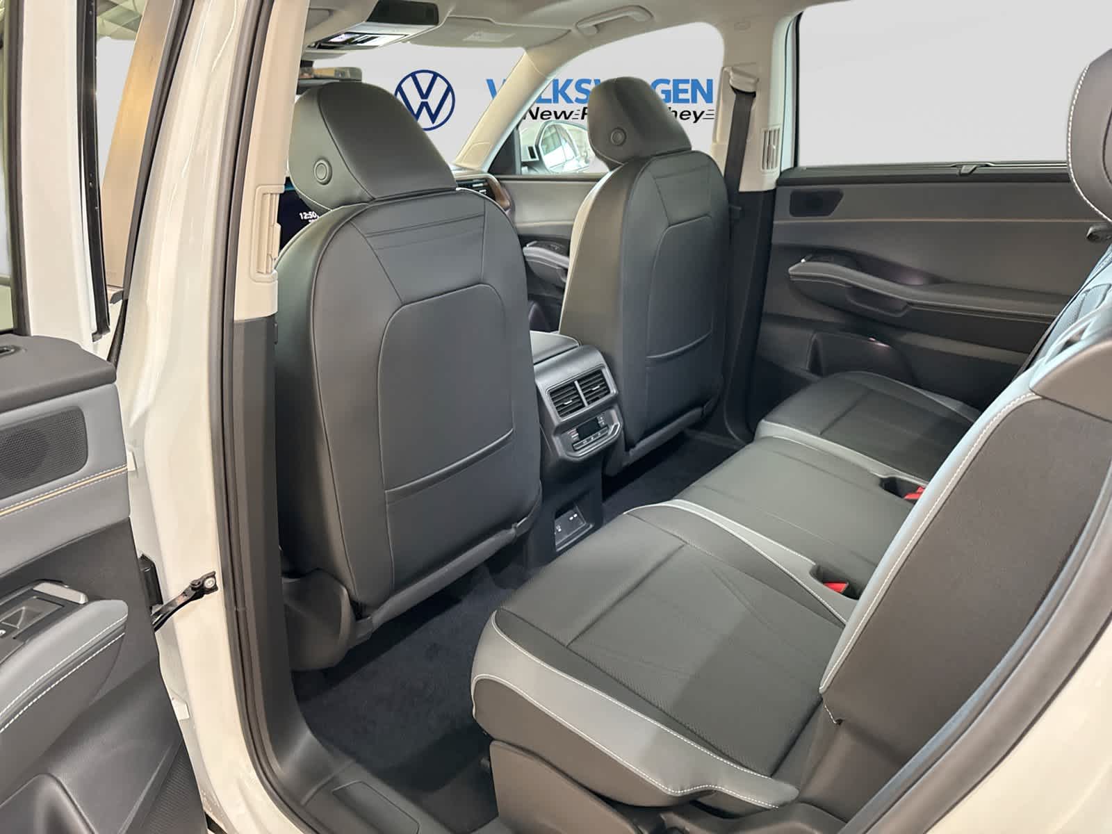 2027 Volkswagen Atlas 2.0T SE w/ Technology