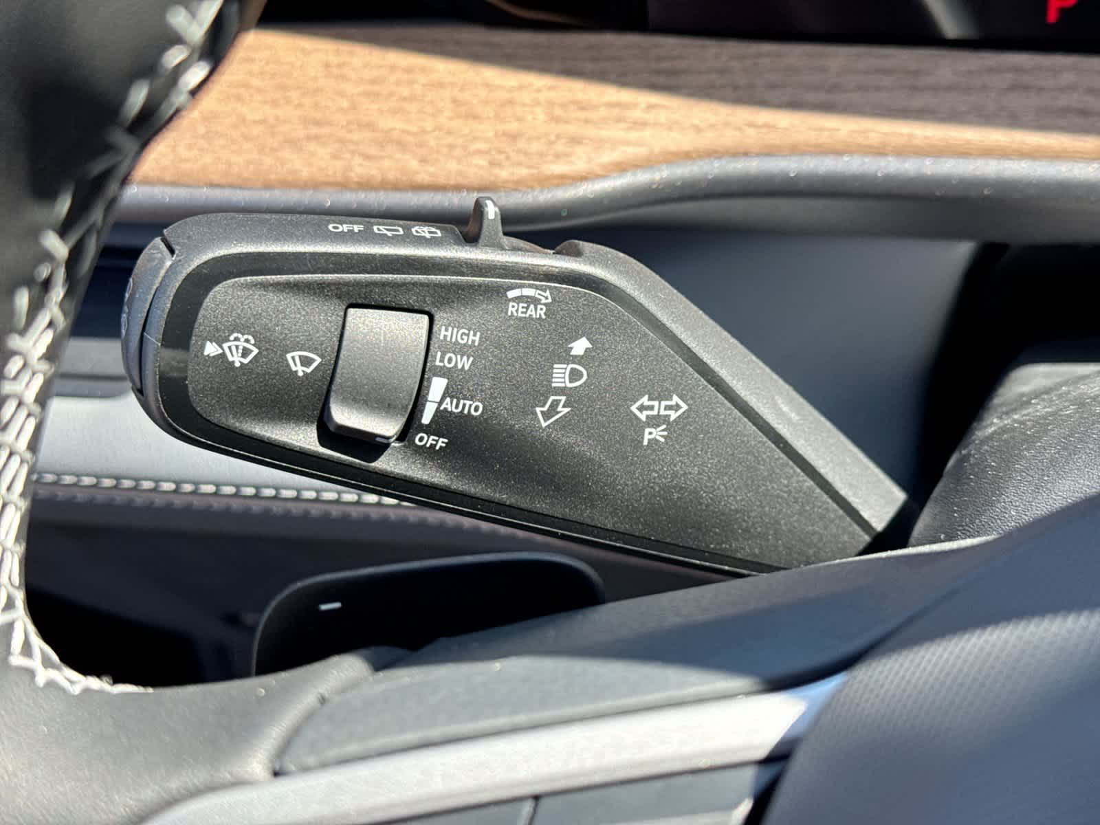 2027 Volkswagen Atlas 2.0T SE w/ Technology