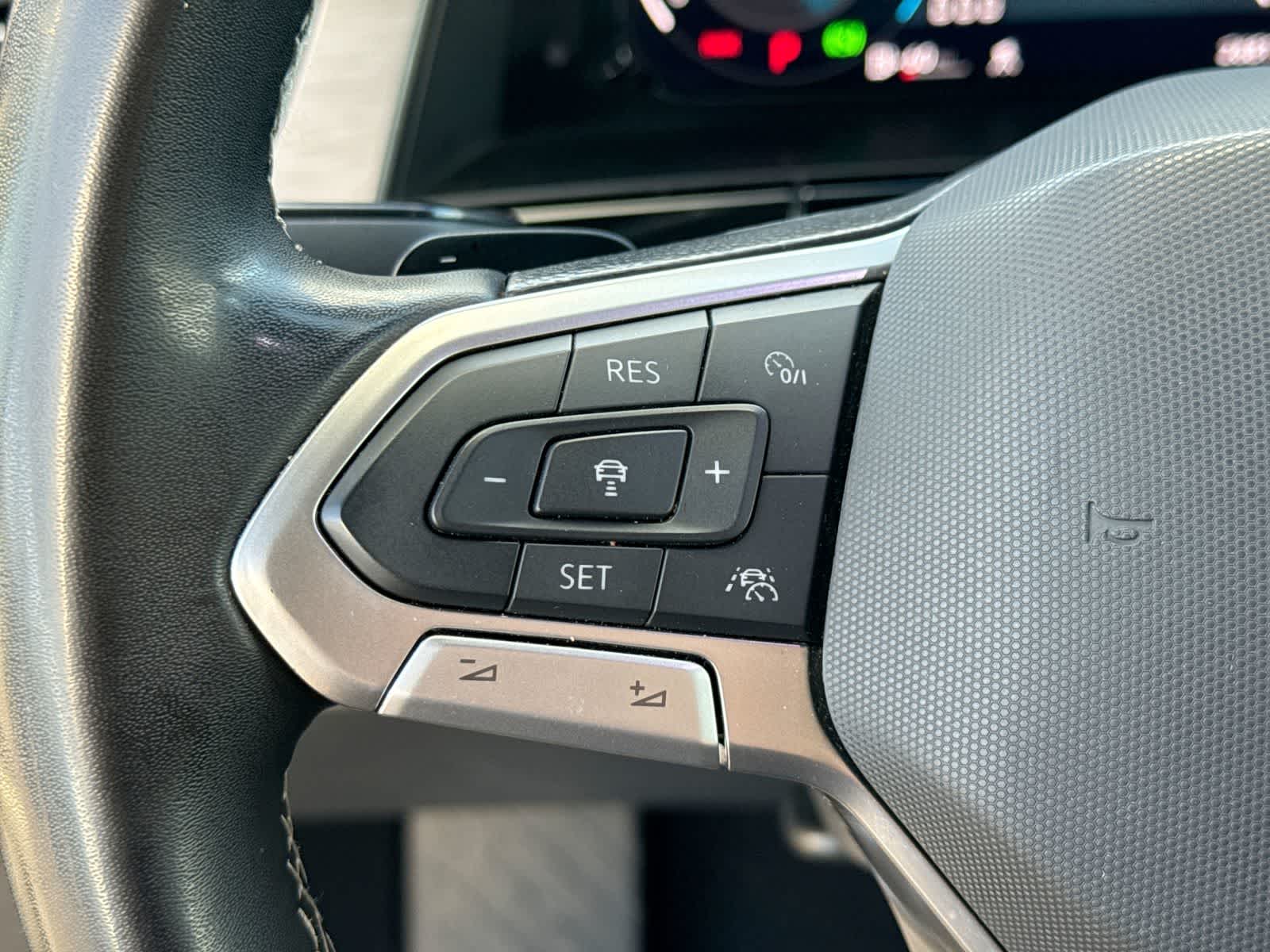 2025 Volkswagen Atlas Cross Sport 2.0T SE w/Technology