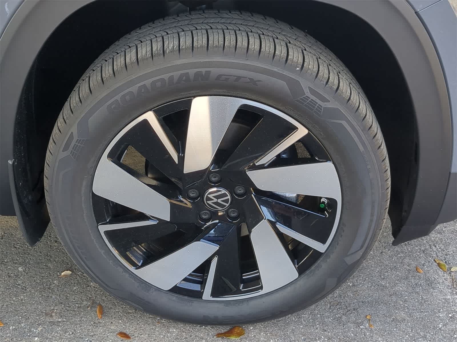 2025 Volkswagen Atlas Cross Sport 2.0T SE w/ Technology