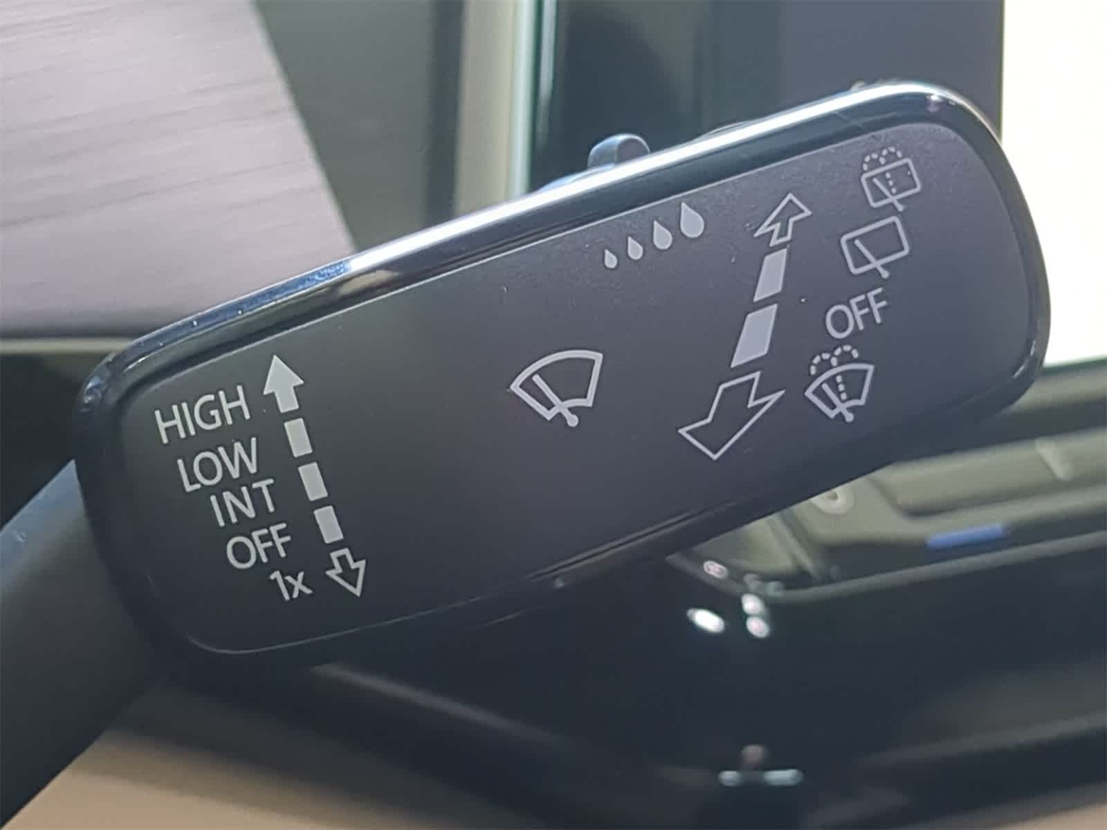 2025 Volkswagen Atlas Cross Sport 2.0T SE w/ Technology