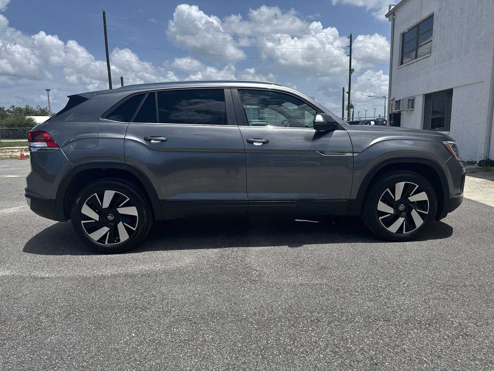 2024 Volkswagen Atlas Cross Sport 2.0T SE w/Technology