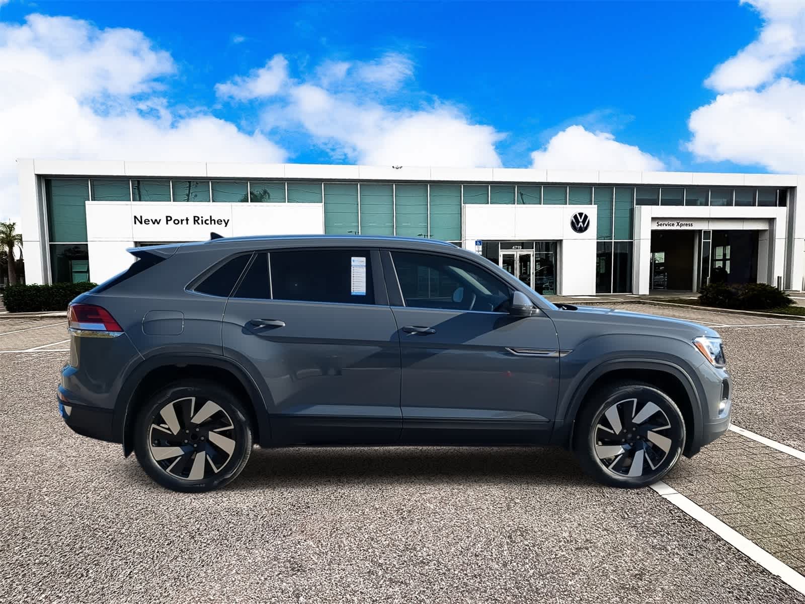 2025 Volkswagen Atlas Cross Sport 2.0T SE w/ Technology