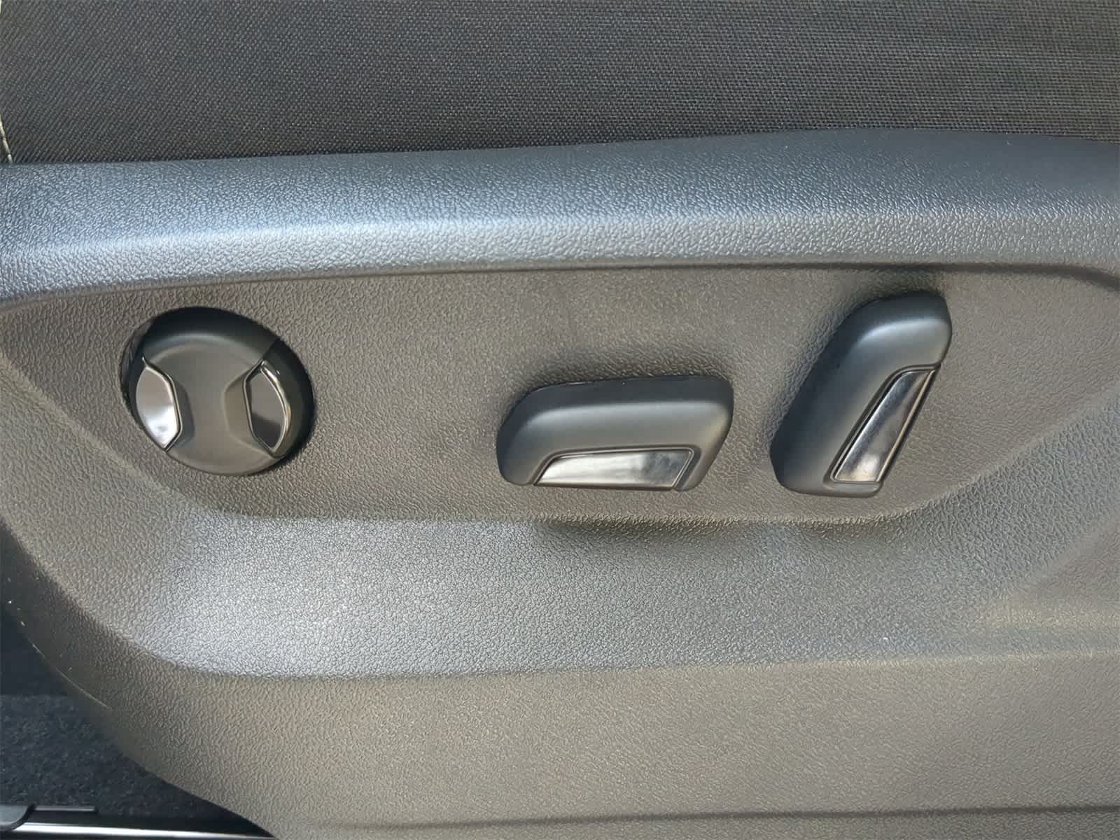 2025 Volkswagen Atlas Cross Sport 2.0T SE w/ Technology