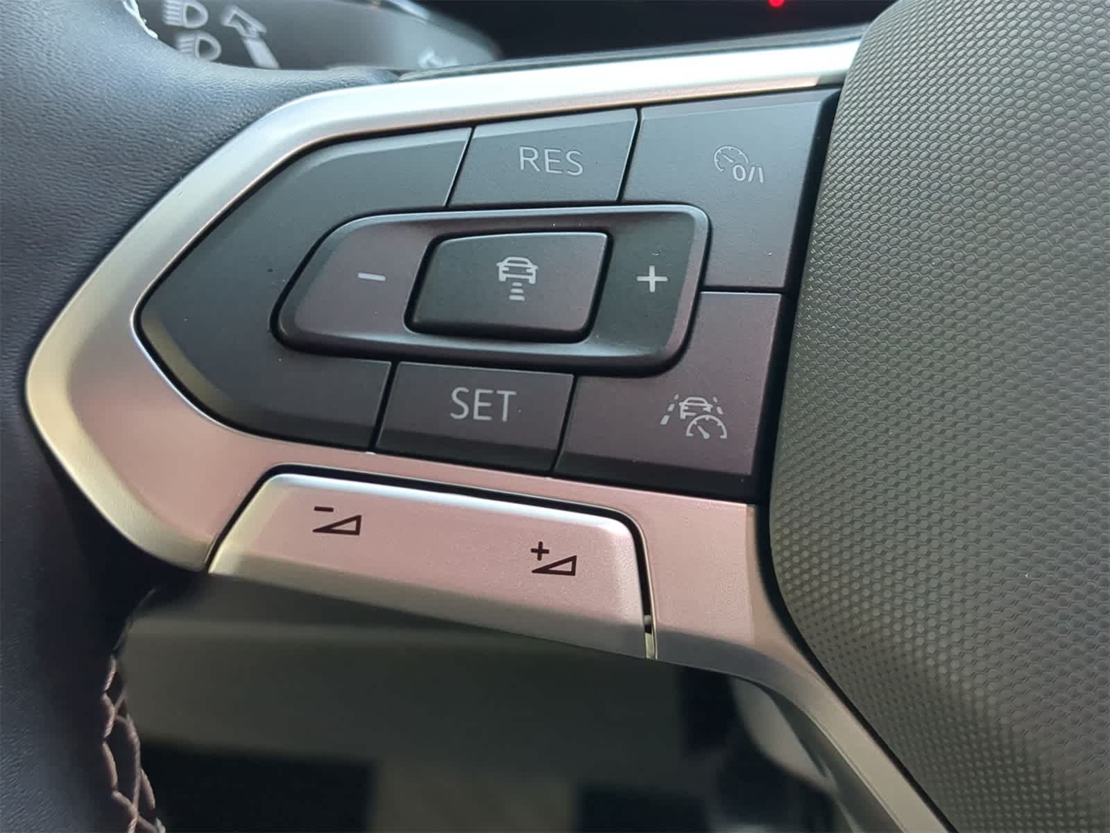 2025 Volkswagen Atlas Cross Sport 2.0T SE w/ Technology