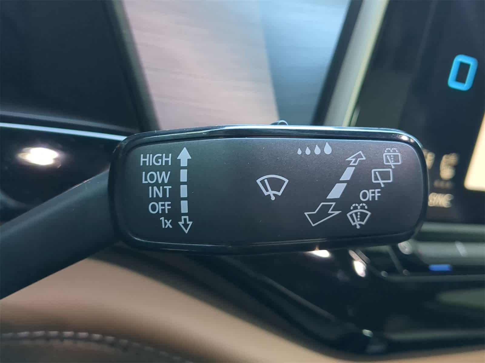 2025 Volkswagen Atlas Cross Sport 2.0T SE w/ Technology