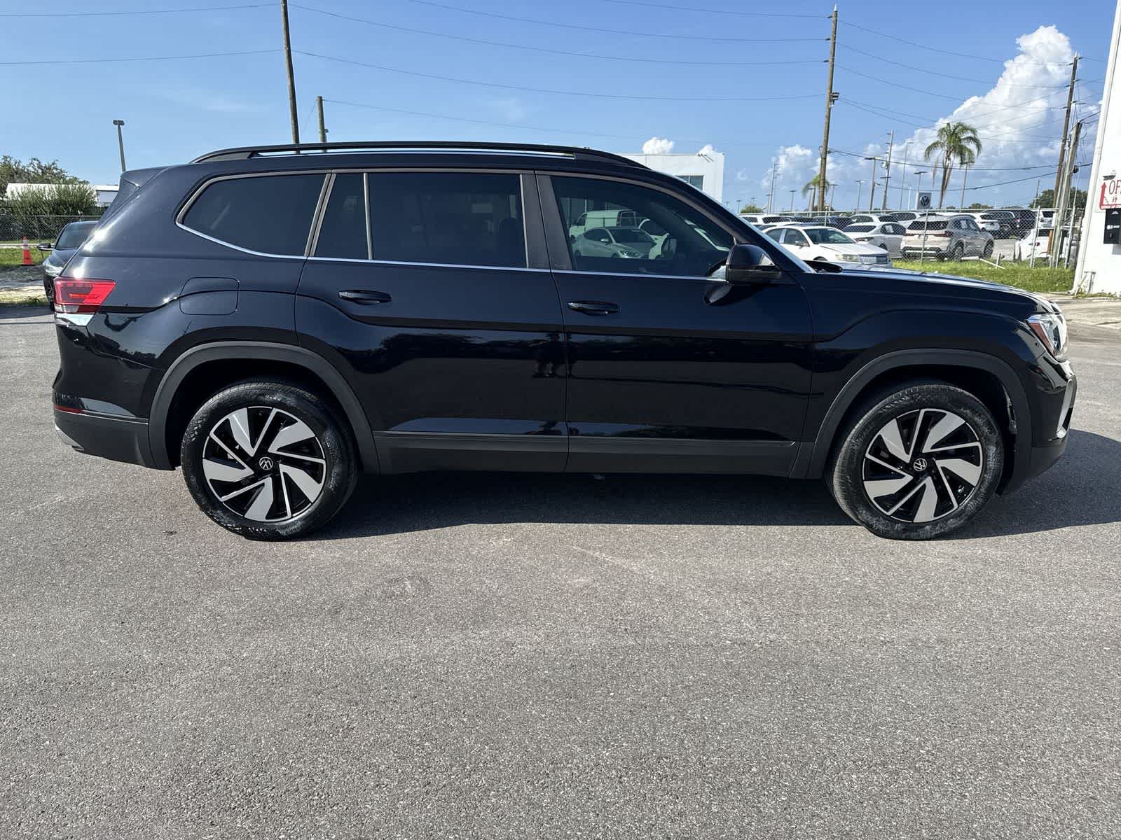 2024 Volkswagen Atlas 2.0T SE w/Technology