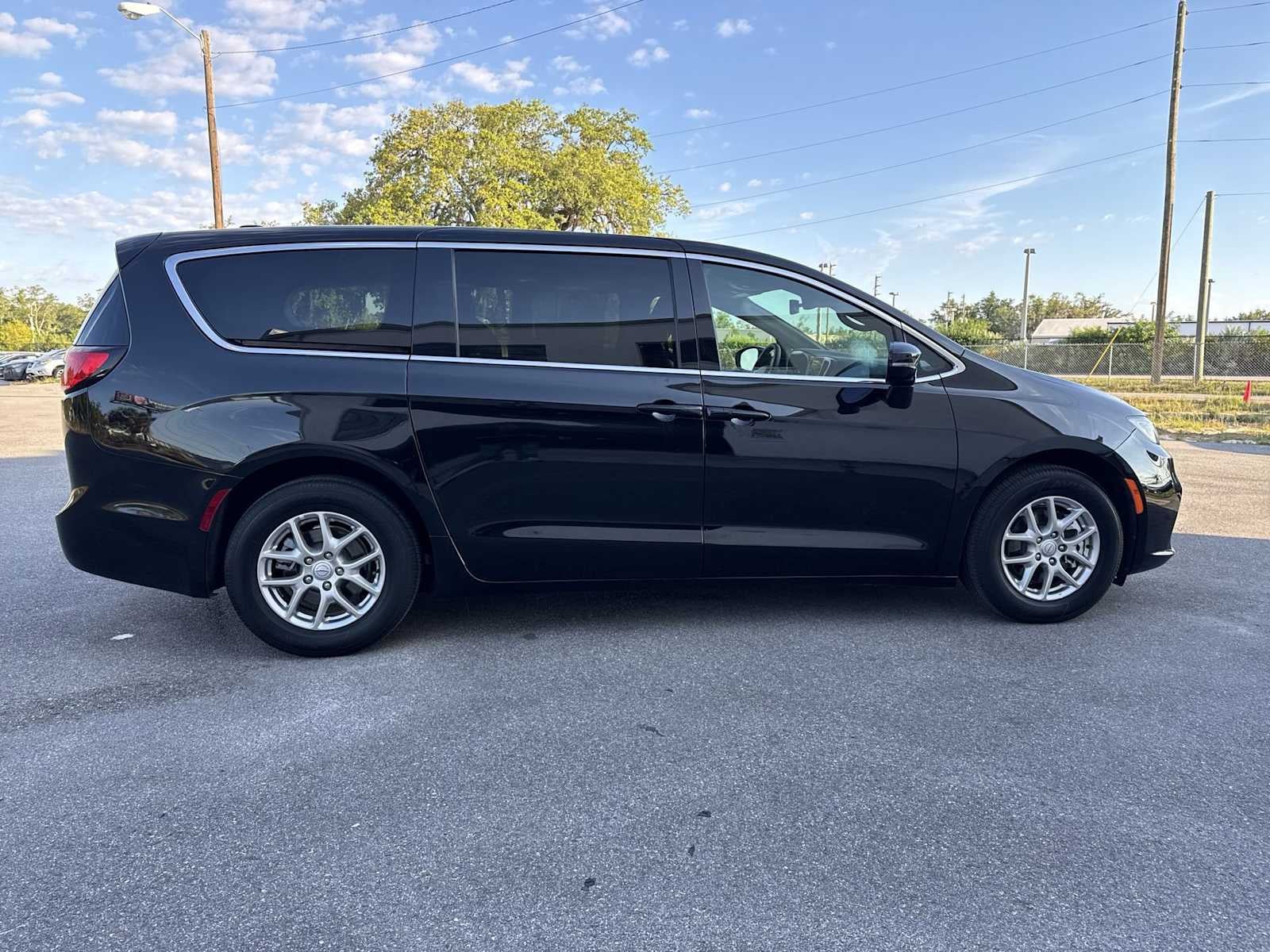 2025 Chrysler Pacifica Select
