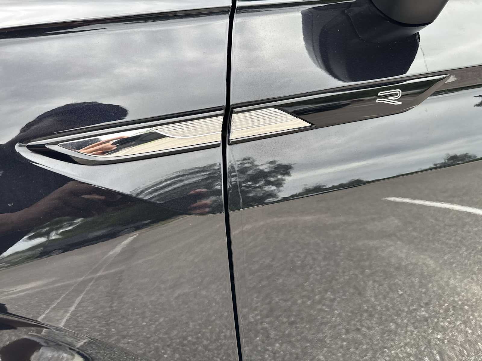 2022 Volkswagen Tiguan SE R-Line Black