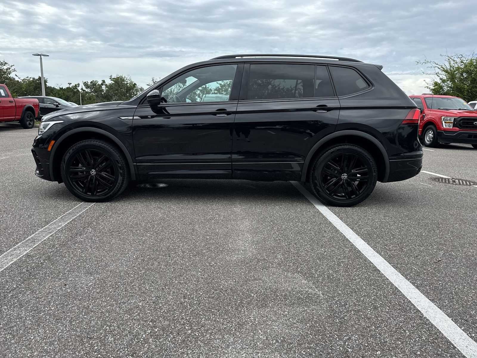 2022 Volkswagen Tiguan SE R-Line Black
