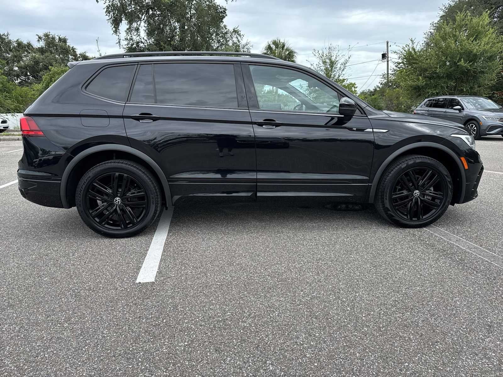 2022 Volkswagen Tiguan SE R-Line Black