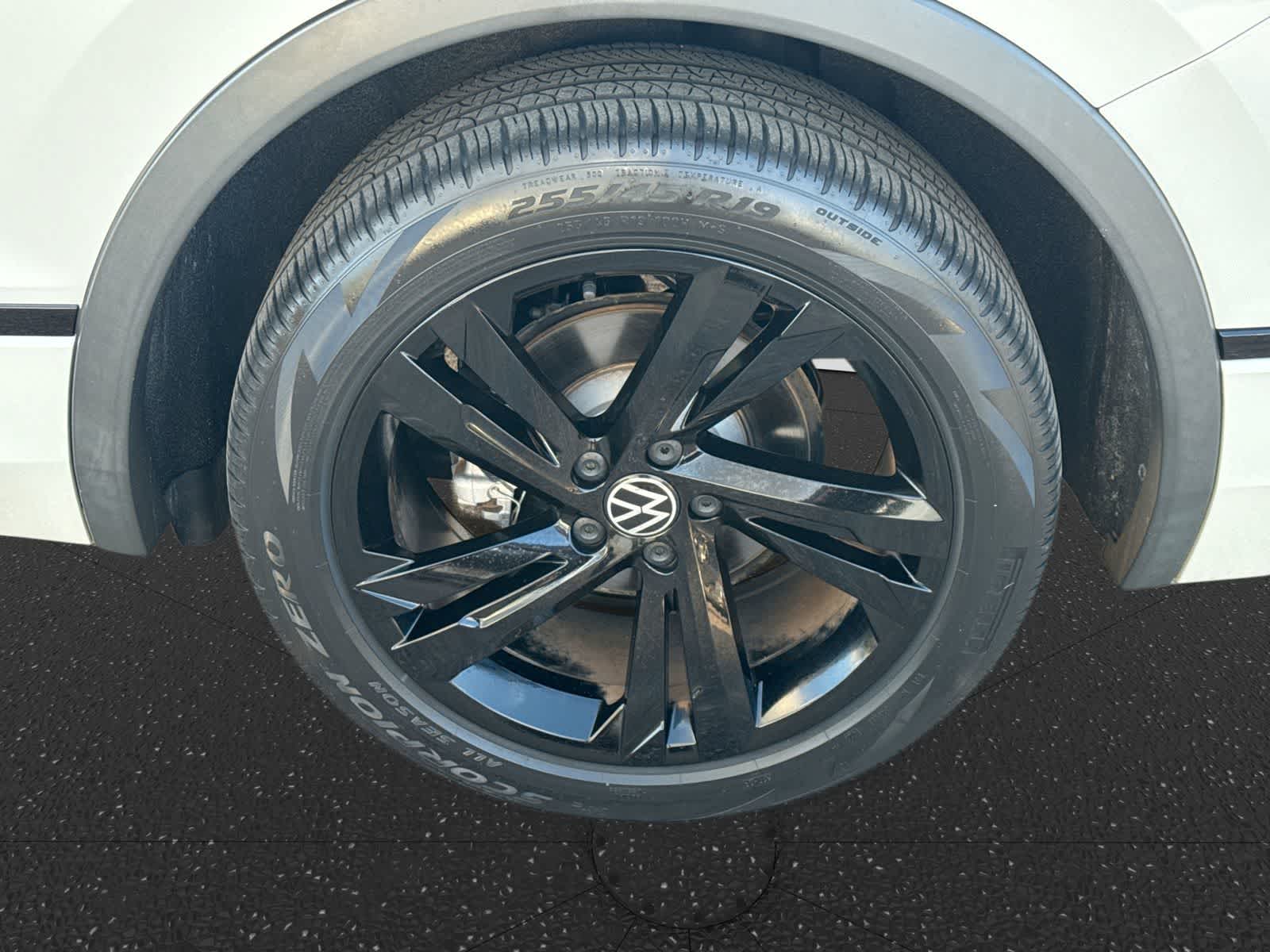 2023 Volkswagen Tiguan SE R-Line Black