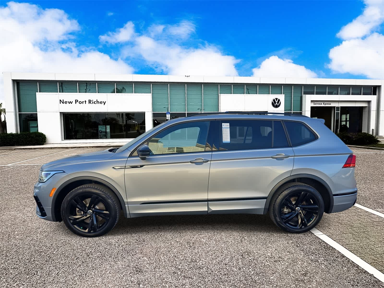 2023 Volkswagen Tiguan SE R-Line Black