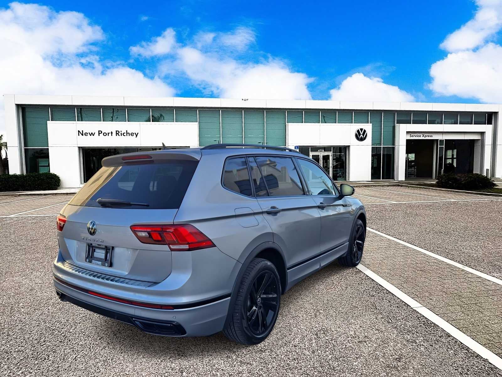 2023 Volkswagen Tiguan SE R-Line Black