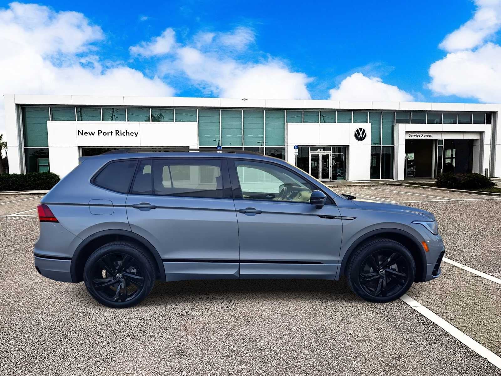 2023 Volkswagen Tiguan SE R-Line Black