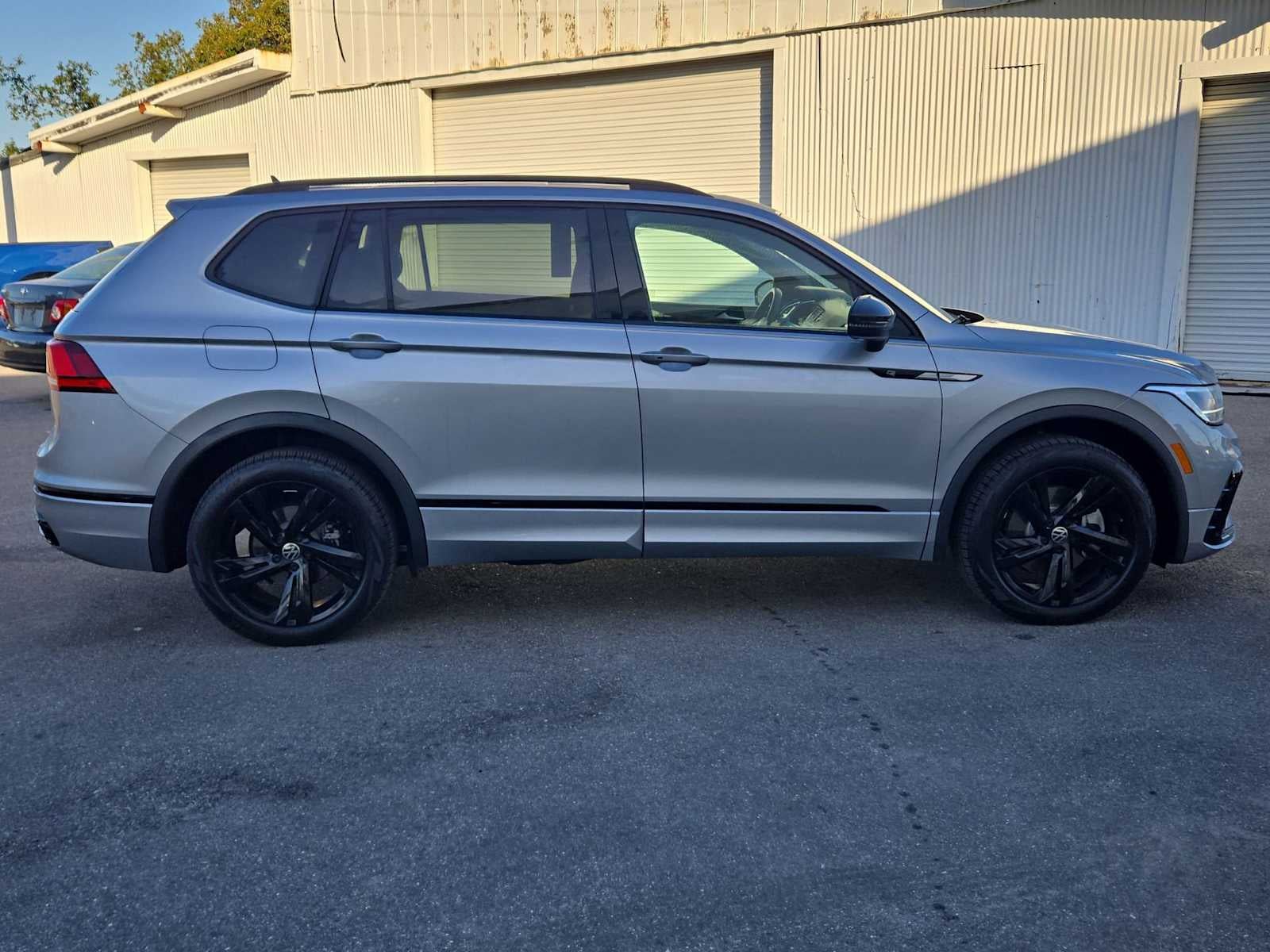 2023 Volkswagen Tiguan SE R-Line Black
