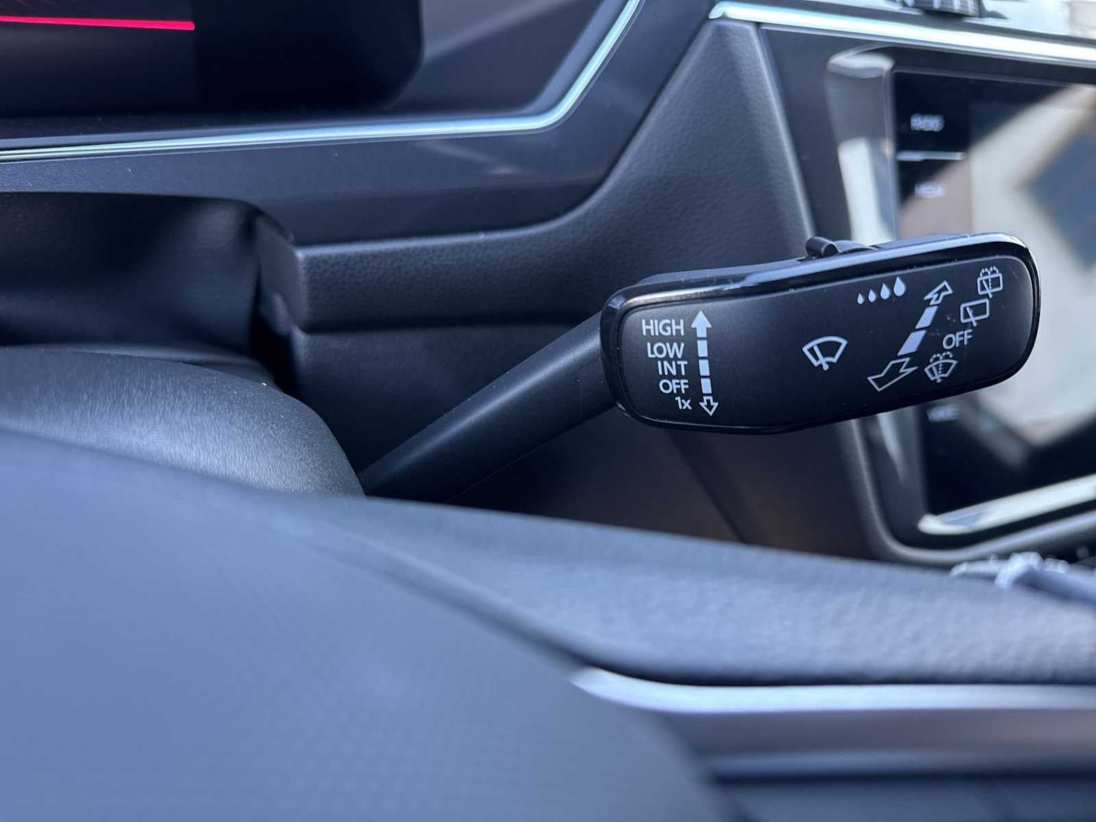 2023 Volkswagen Tiguan SE R-Line Black