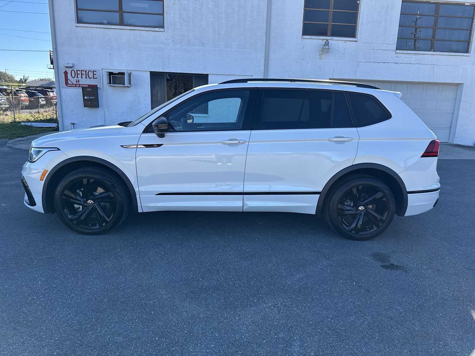 2023 Volkswagen Tiguan SE R-Line Black