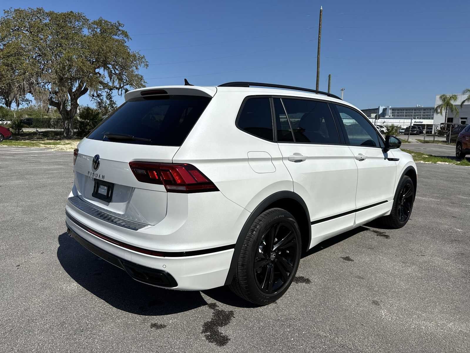 2023 Volkswagen Tiguan SE R-Line Black