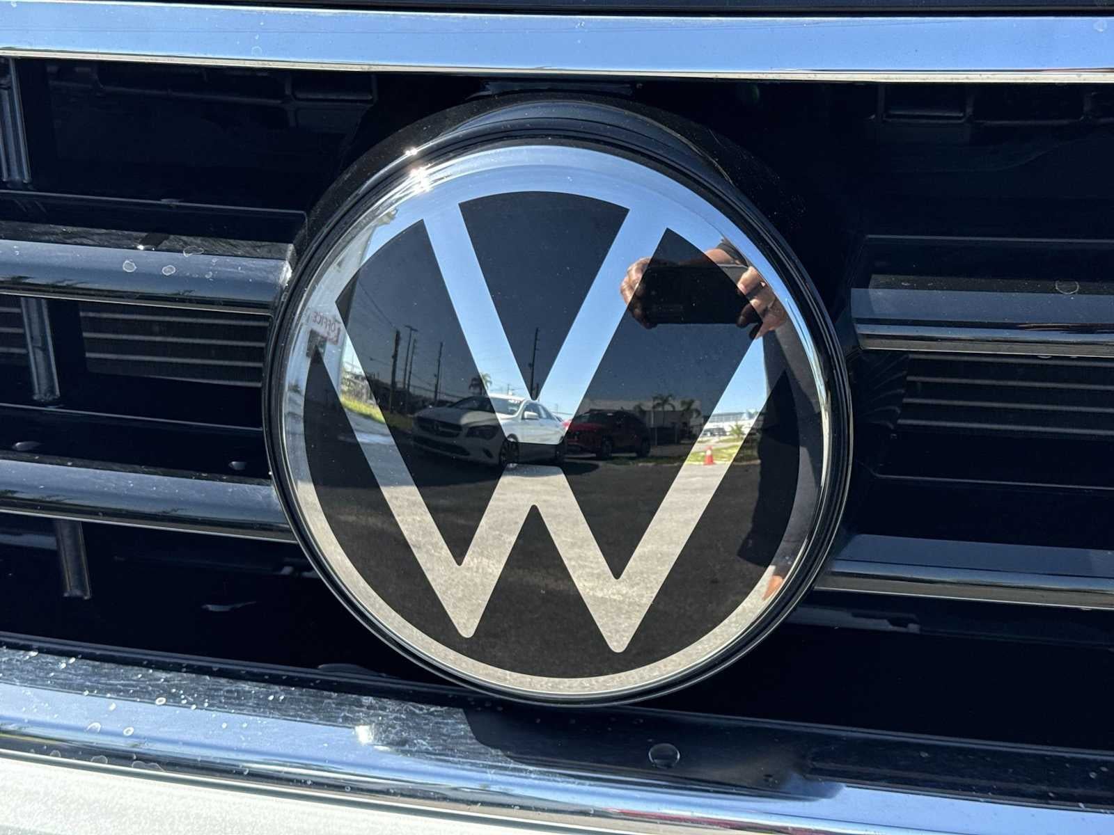 2023 Volkswagen Tiguan SE R-Line Black