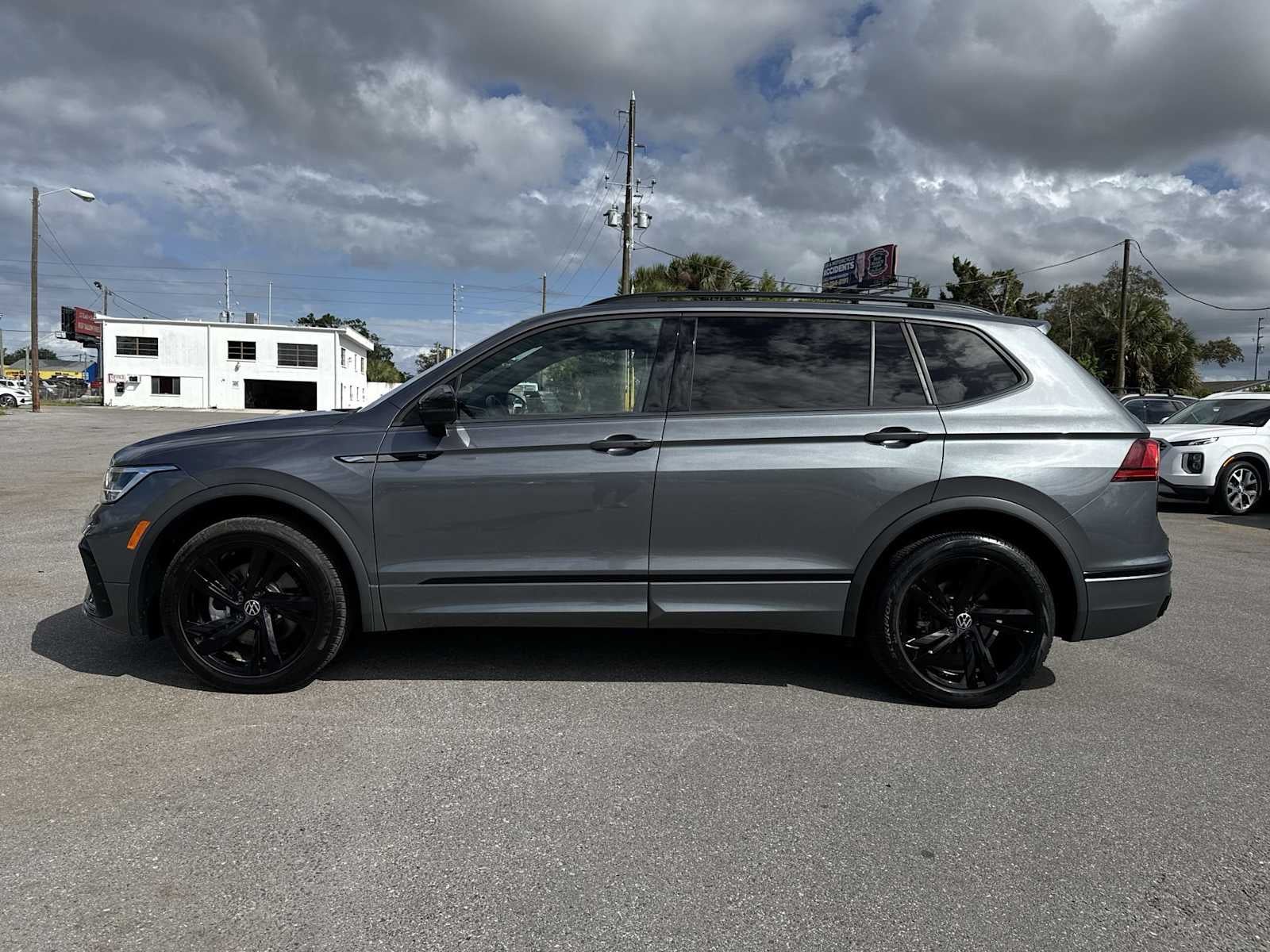 2024 Volkswagen Tiguan SE R-Line Black