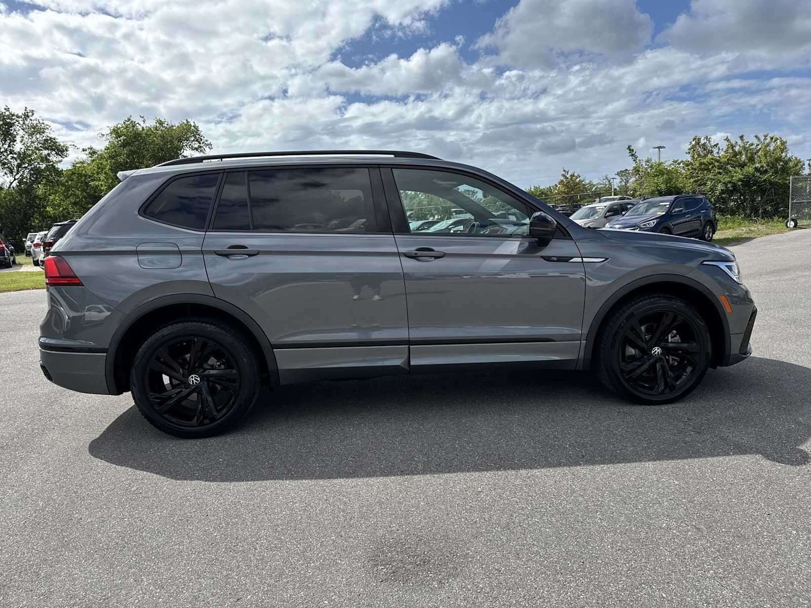 2024 Volkswagen Tiguan SE R-Line Black