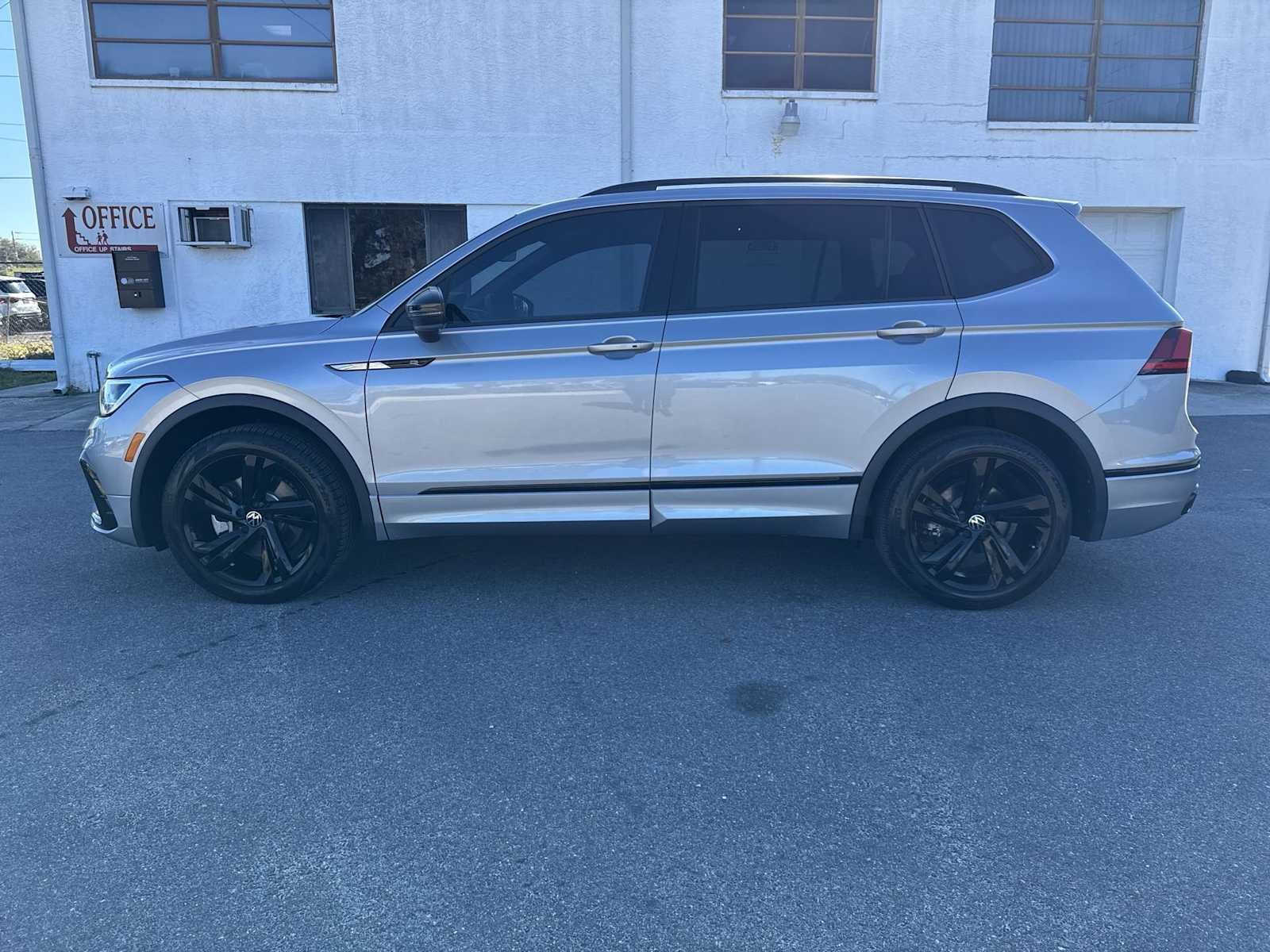 2023 Volkswagen Tiguan SE R-Line Black