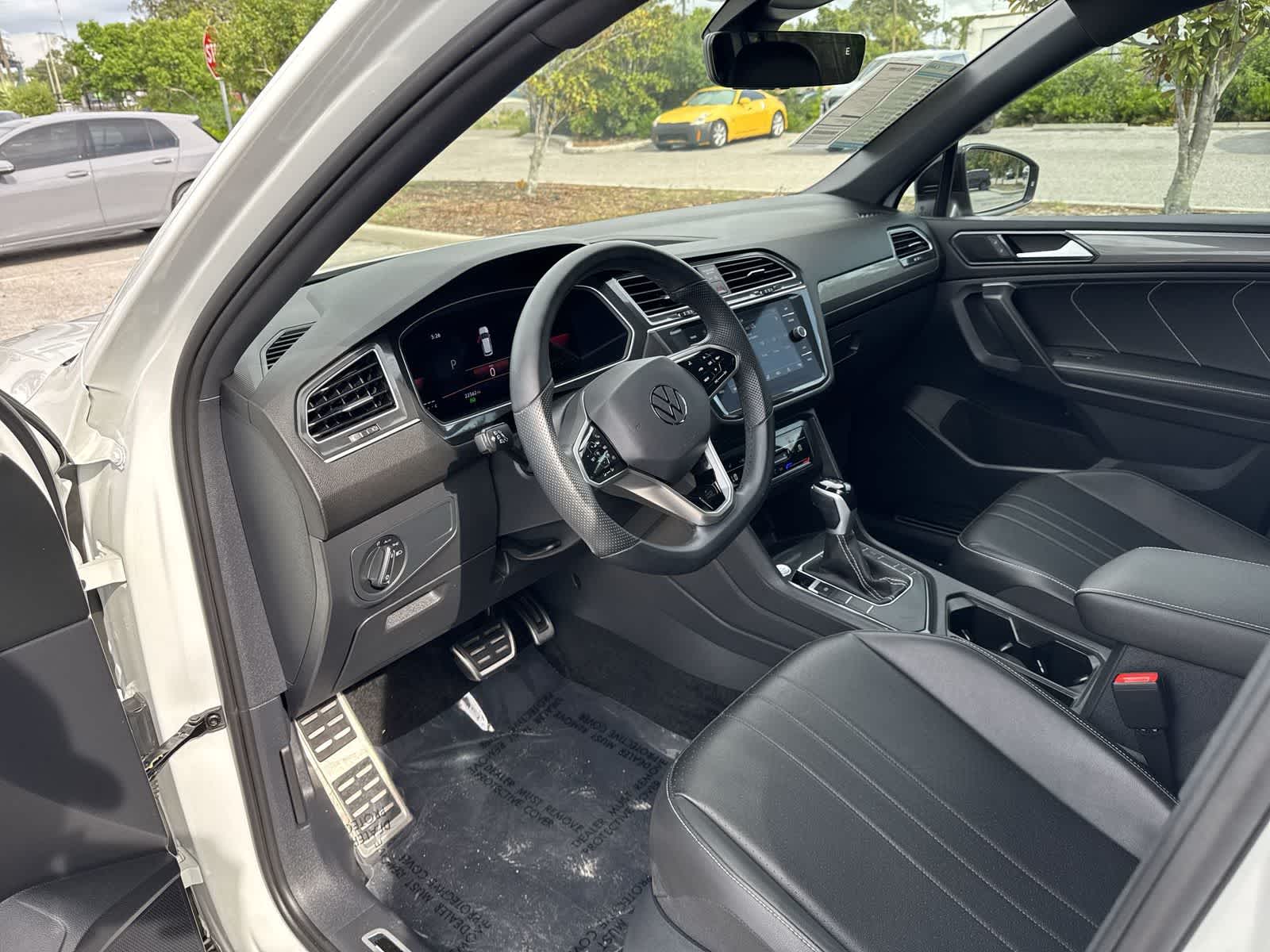 2023 Volkswagen Tiguan SE R-Line Black