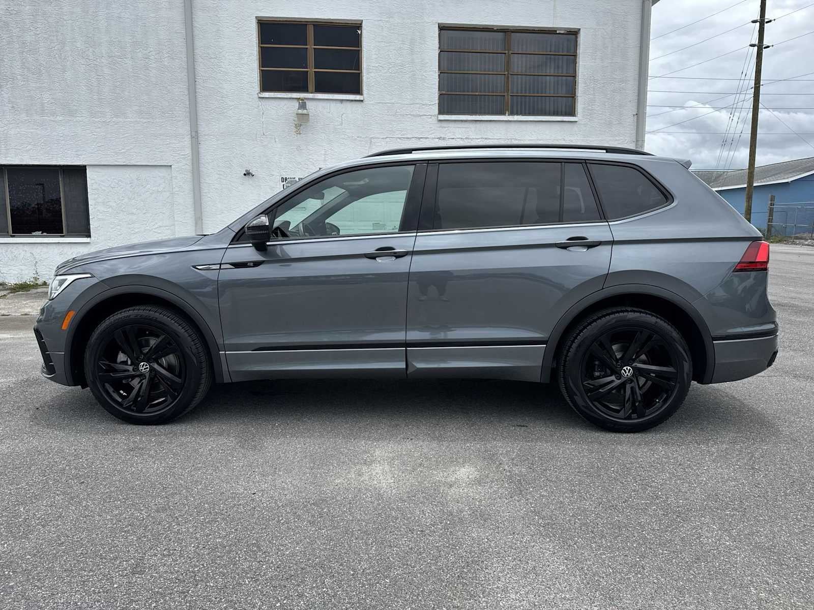 2024 Volkswagen Tiguan SE R-Line Black
