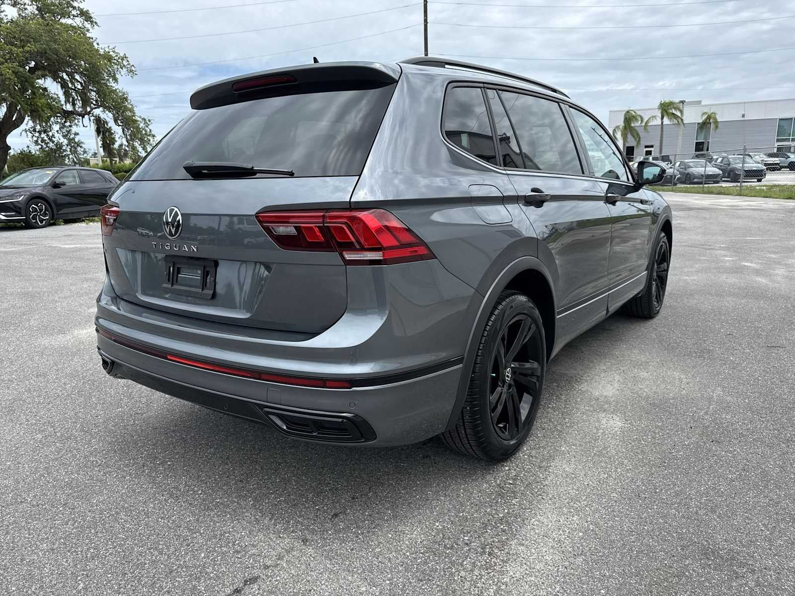 2024 Volkswagen Tiguan SE R-Line Black