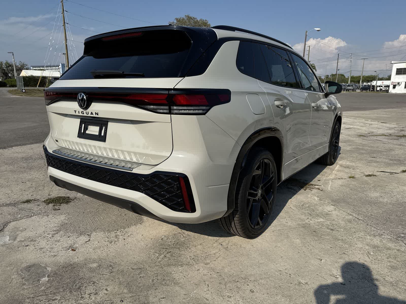 2026 Volkswagen Tiguan 2.0T SE R-Line Black