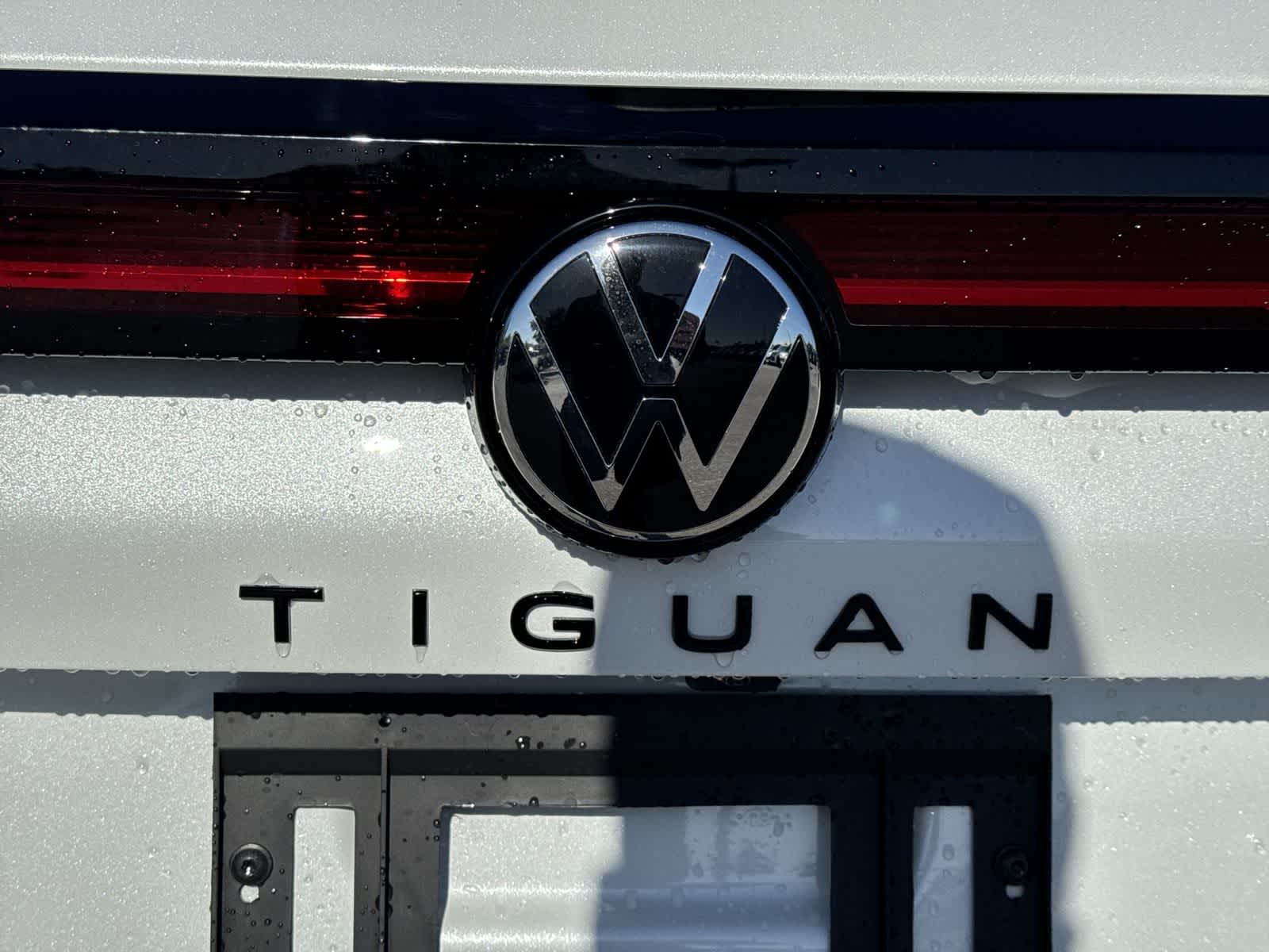 2026 Volkswagen Tiguan 2.0T SE R-Line Black