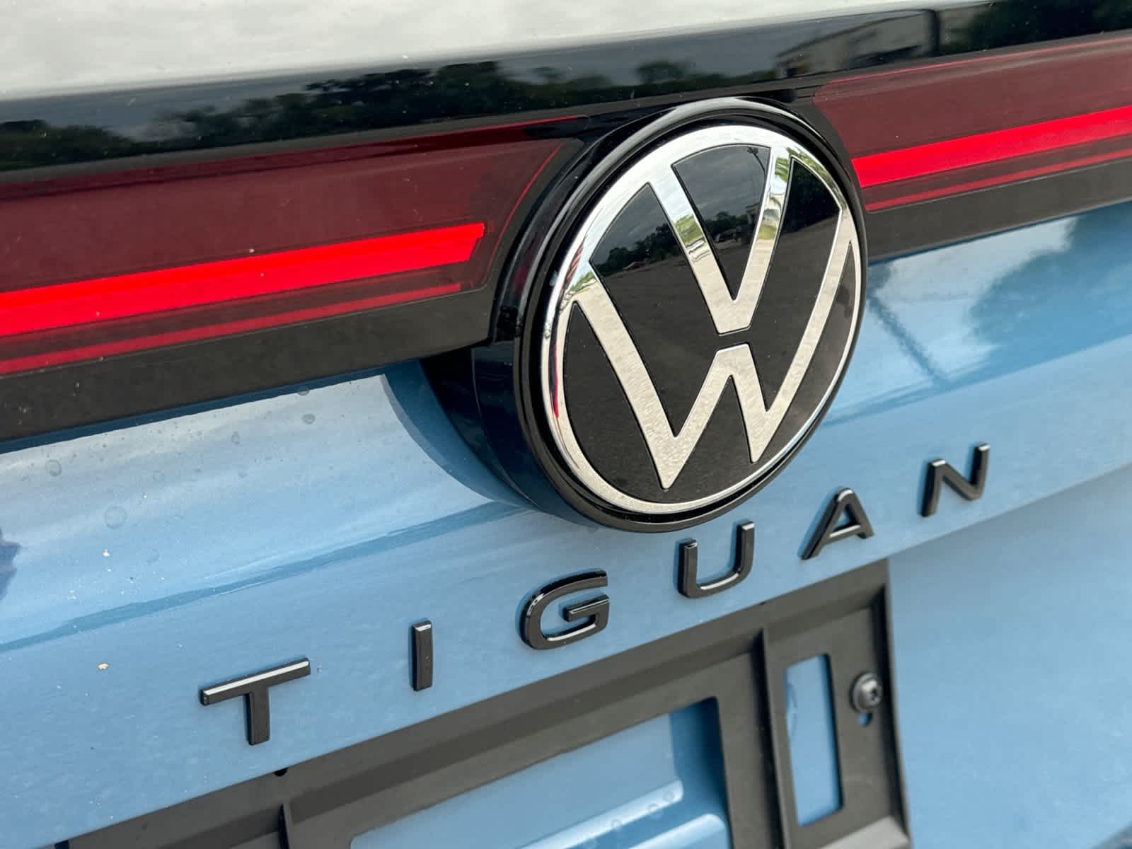 2026 Volkswagen Tiguan 2.0T SE R-Line Black