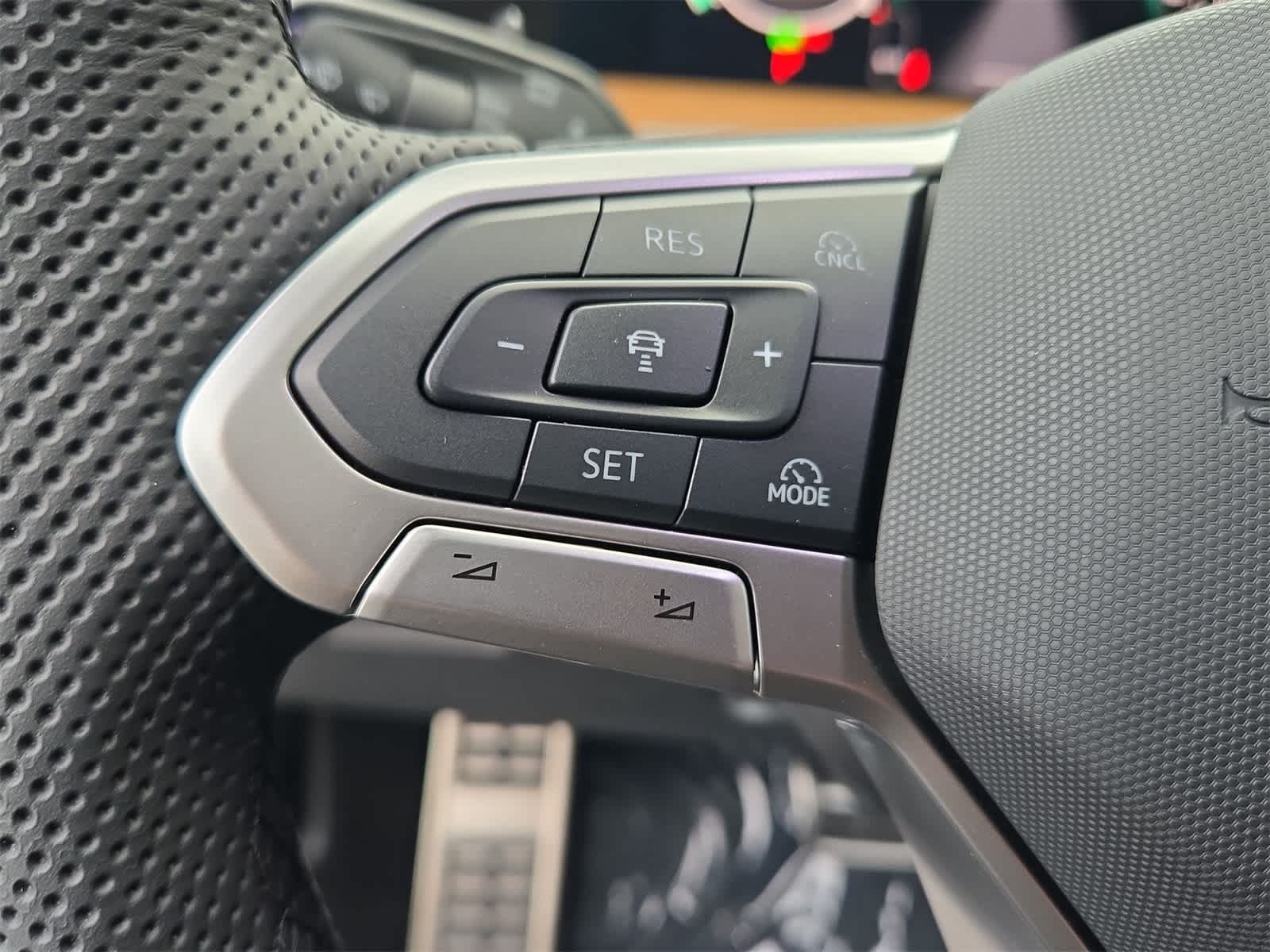 2025 Volkswagen Tiguan 2.0T SEL R-Line