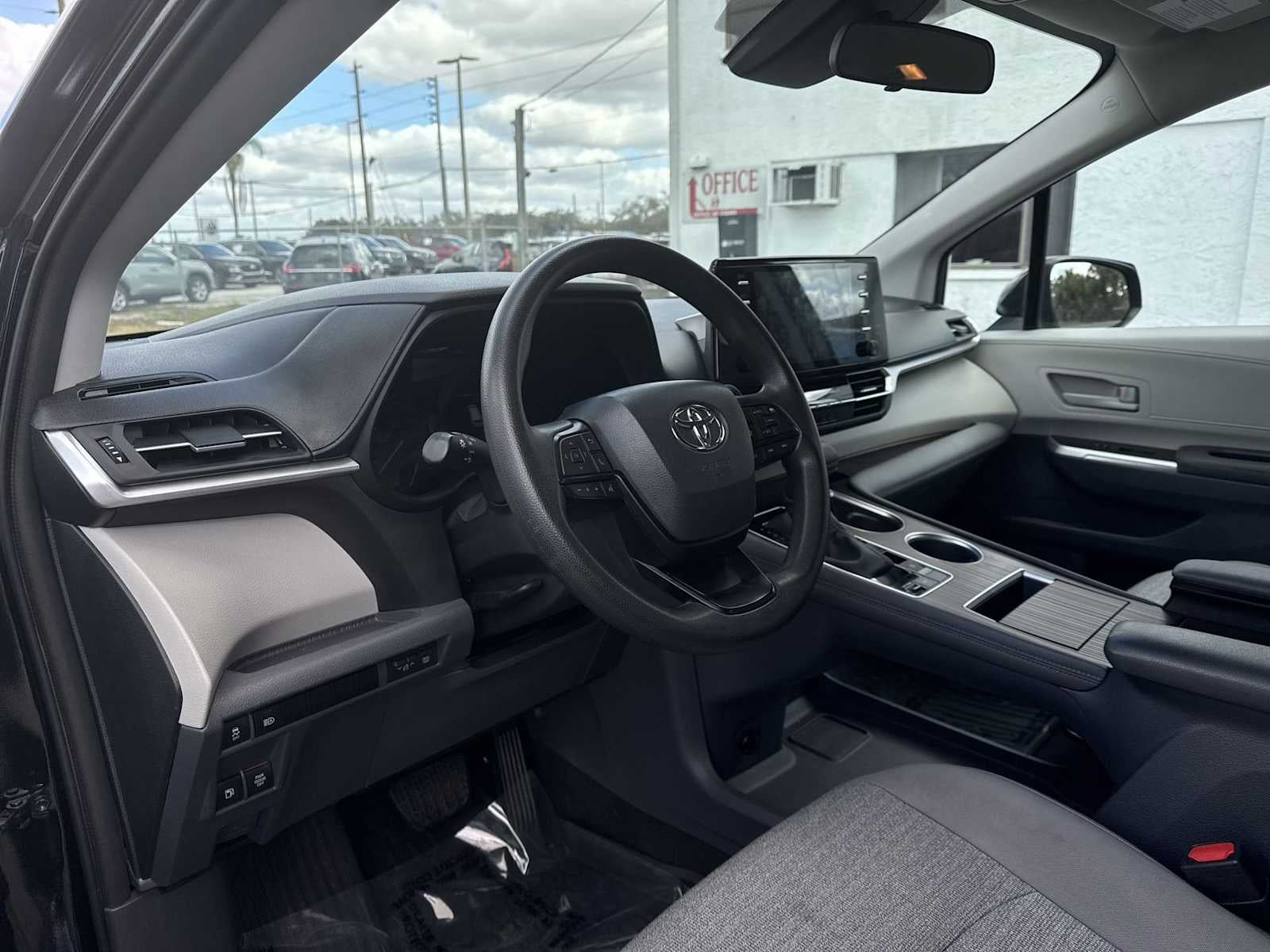 2023 Toyota Sienna LE