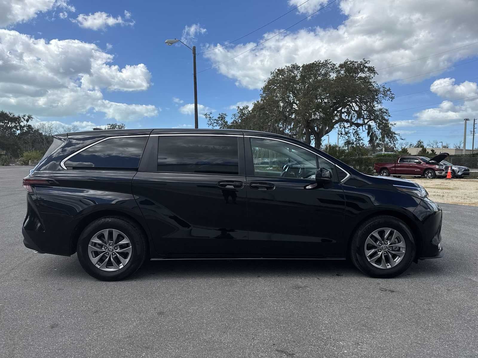 2023 Toyota Sienna LE