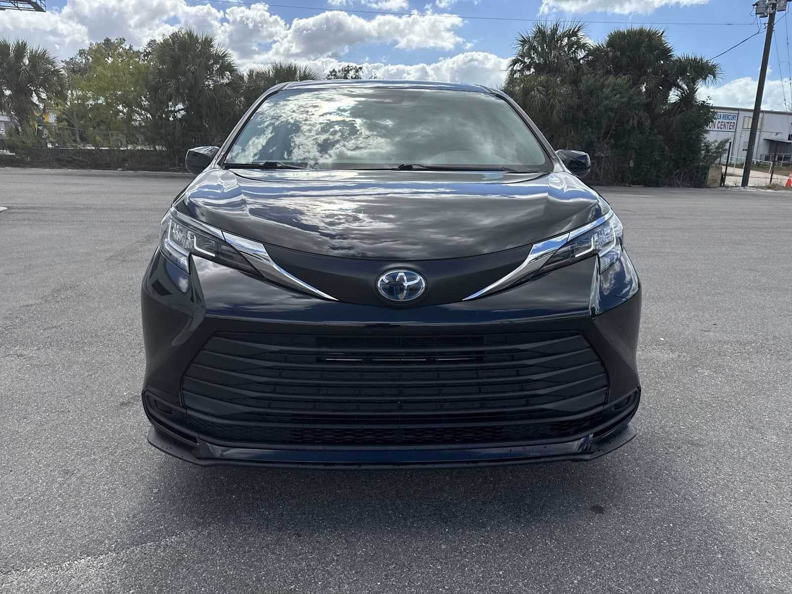 2023 Toyota Sienna LE