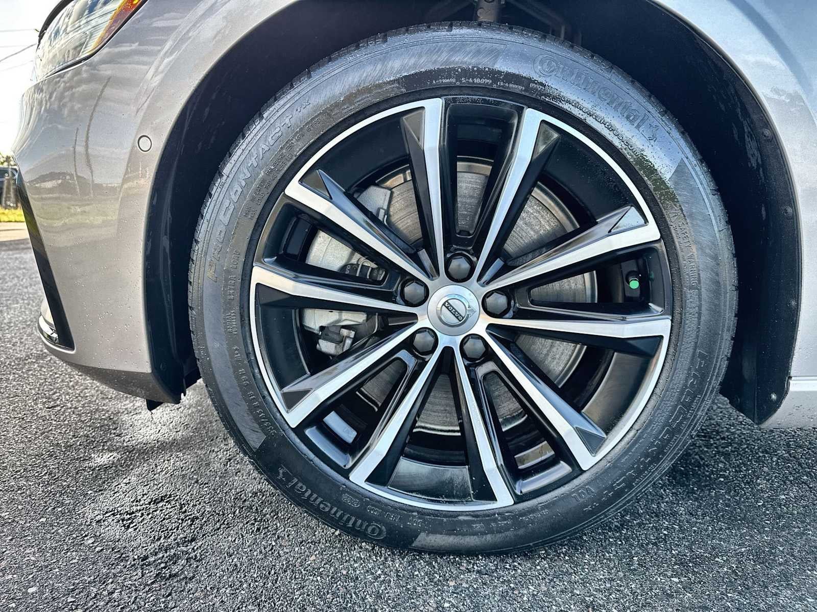 2023 Volvo S60 Recharge Plug-In Hybrid Plus Dark Theme