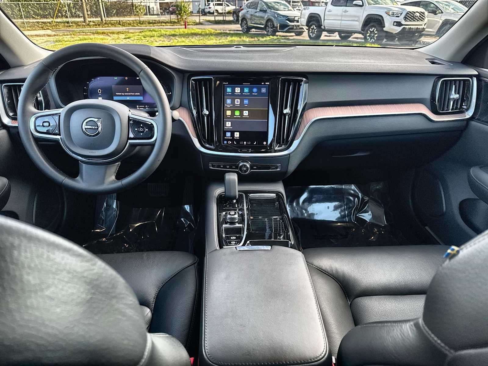 2023 Volvo S60 Recharge Plug-In Hybrid Plus Dark Theme