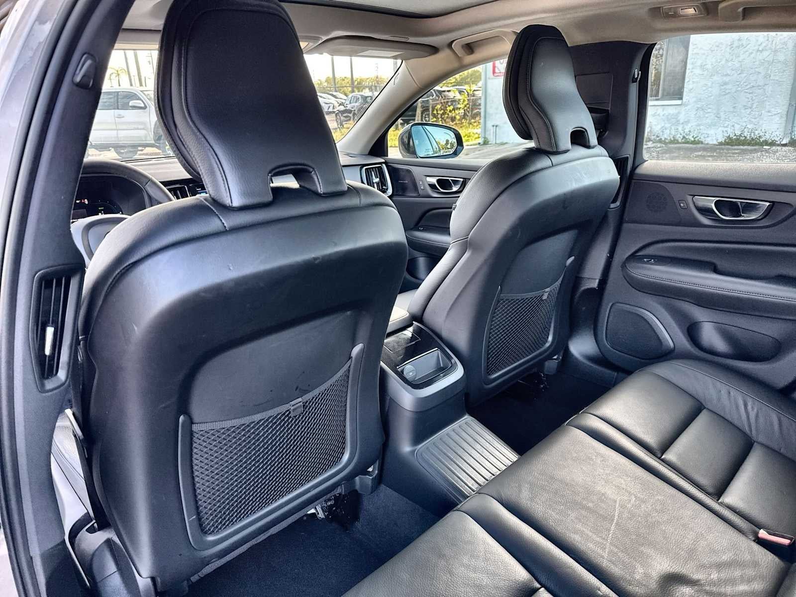 2023 Volvo S60 Recharge Plug-In Hybrid Plus Dark Theme